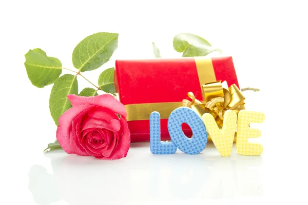Rode roos, doos van de gift en de tekst "love" — Stockfoto