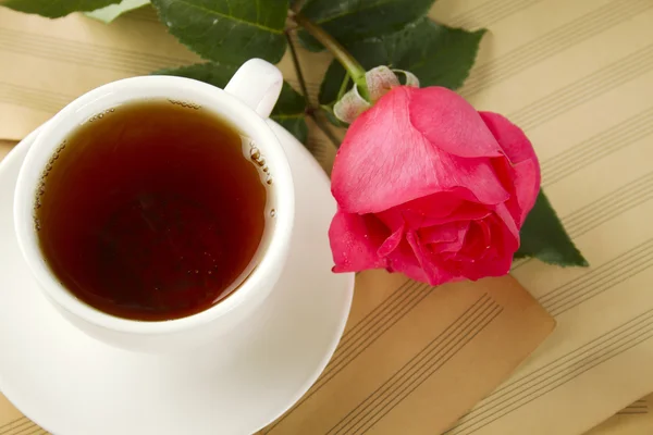 Ένα φλιτζάνι τσάι και τριαντάφυλλο — Φωτογραφία Αρχείου