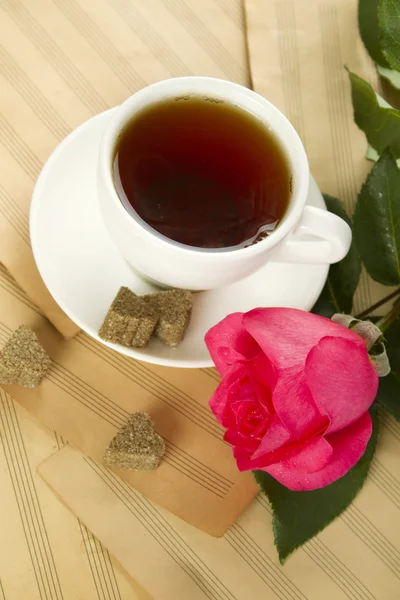 Ένα φλιτζάνι τσάι και τριαντάφυλλο — Φωτογραφία Αρχείου