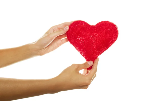Ženské ruce držící červená srdce — Stock fotografie