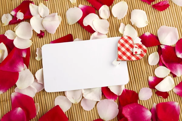 Carta e petali di rosa — Foto Stock