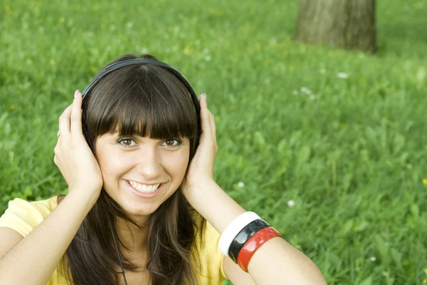 音楽を聴く若い女性 — ストック写真