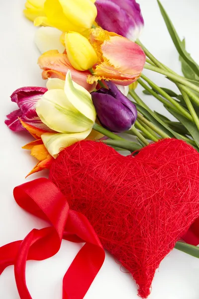 Tulpaner och rött hjärta — Stockfoto