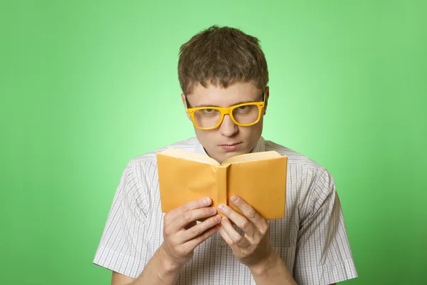 Ung man bookworm läsning — Stockfoto
