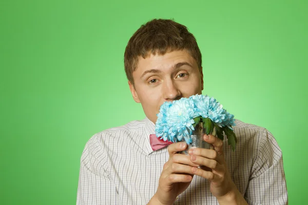 Homem amante "nerd" com um buquê de flores — Fotografia de Stock