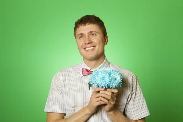 Άνδρας που κρατάει λουλούδια — Φωτογραφία Αρχείου