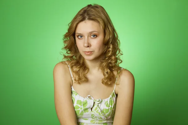 Schöne junge Frau auf grünem Hintergrund — Stockfoto