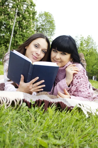 Mãe e filha lendo um livro — Fotografia de Stock