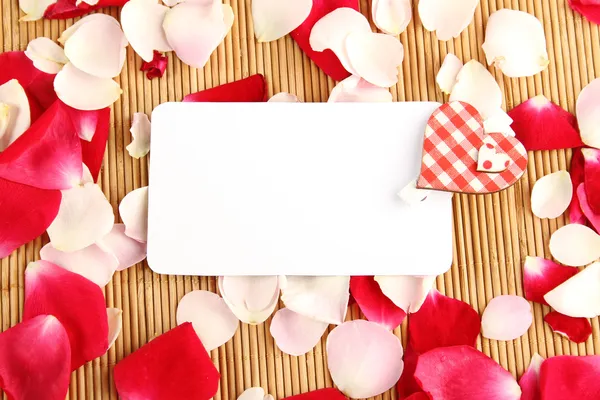 Cartão e pétalas de rosa — Fotografia de Stock