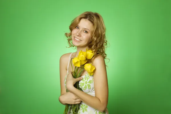 Szczęśliwa młoda kobieta tulenie kwiat — Zdjęcie stockowe