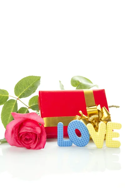 Rode roos, doos van de gift en de tekst "love" — Stockfoto