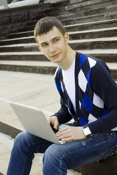 Junge Studentin arbeitet an einem Laptop — Stockfoto