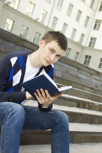 Erkek öğrenci ders kitapları ile kampüste — Stok fotoğraf