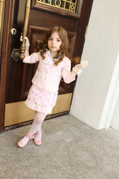 En liten flicka klädd som en dam — Stockfoto