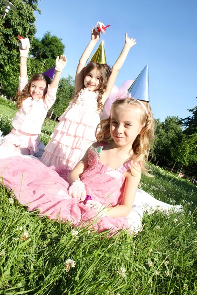 Festa de aniversário das crianças ao ar livre — Fotografia de Stock