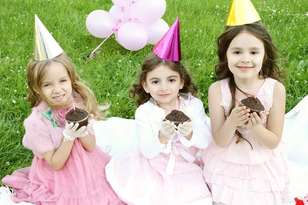Barns födelsedagsfest utomhus — Stockfoto