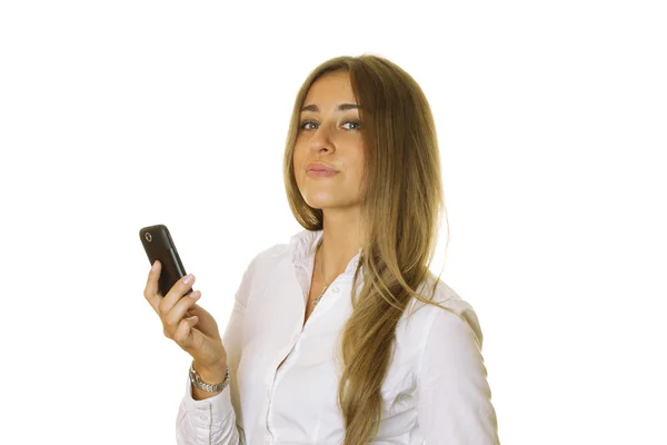 Деловая женщина, читающая сообщение на мобильном телефоне — стоковое фото