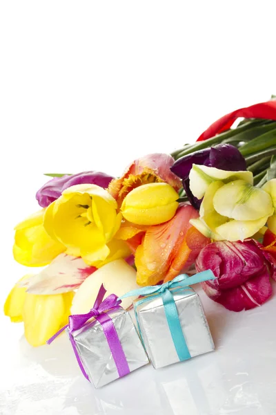 Tulipanes y dos cajas de regalo —  Fotos de Stock
