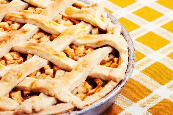 Свіжоспечений яблучний пиріг крупним планом — стокове фото