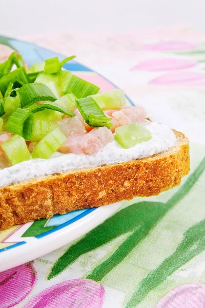 Jarní občerstvení - lehké otevřené čelí sendviče — Stock fotografie