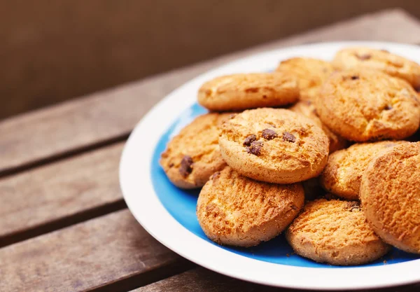 Chocolate chip cookies on a plate — Stock Photo, Image