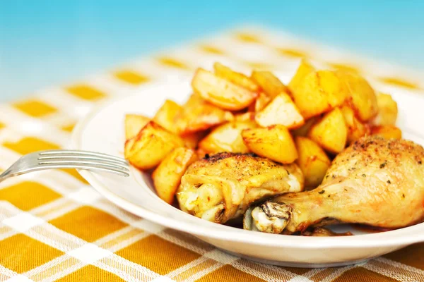 Курица-гриль с картошкой на тарелке — стоковое фото
