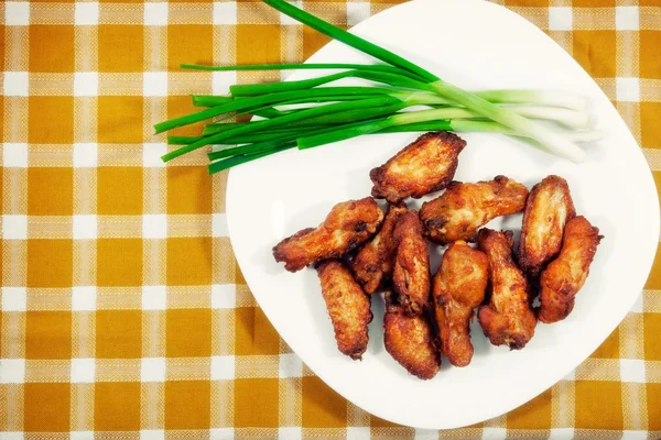 Un plato de alitas de pollo — Foto de Stock