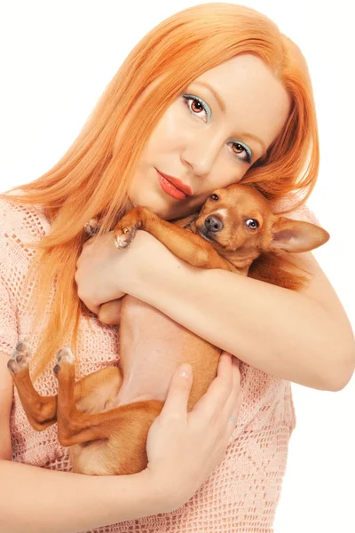 抱着一只小狗一个红发 — 图库照片