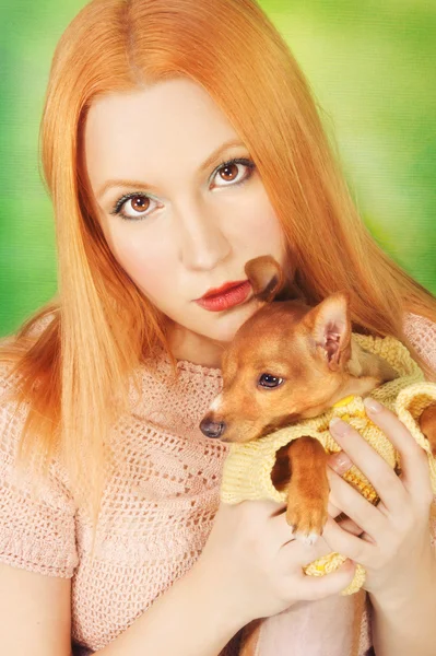 Egy vörös hajú, átölelve egy kiskutya — Stock Fotó
