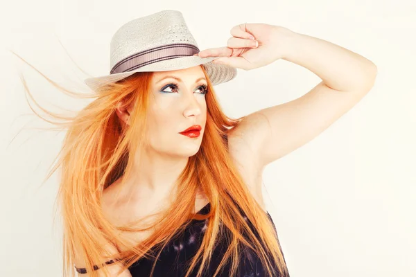 Estúdio tiro de uma mulher com cabelo vermelho longo e chapéu vintage — Fotografia de Stock