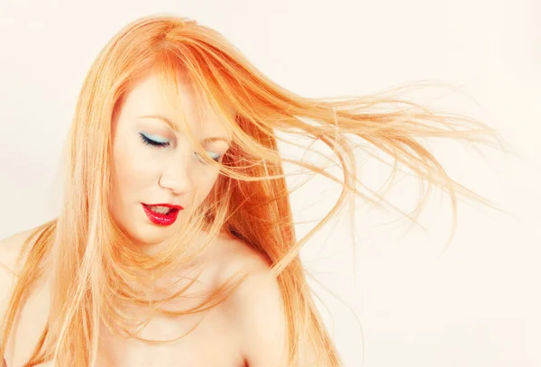 工作室拍摄的红色的长头发的女人 — 图库照片