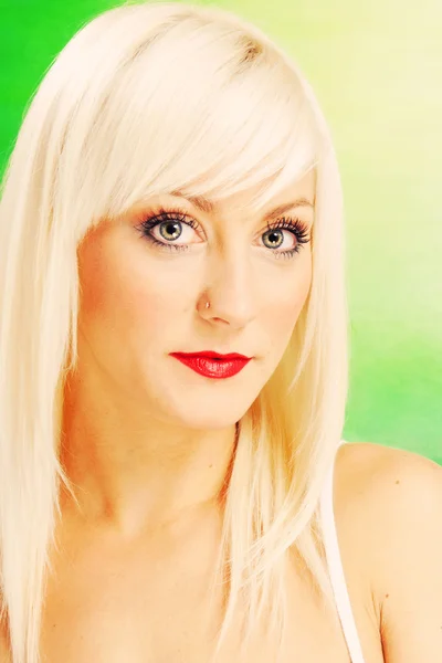Vacker blond kvinna på grön bakgrund — Stockfoto