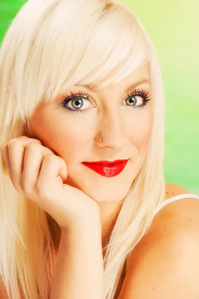 Vacker blond kvinna på grön bakgrund — Stockfoto