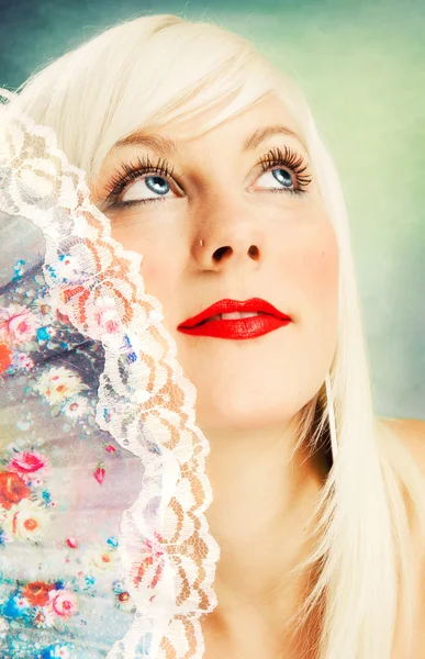 Vacker blond kvinna med en delikat fläkt — Stockfoto