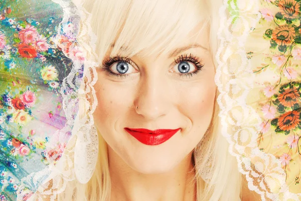 Vacker blond kvinna med en delikat fläkt — Stockfoto