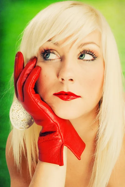 Schöne blonde Frau auf grünem Hintergrund — Stockfoto