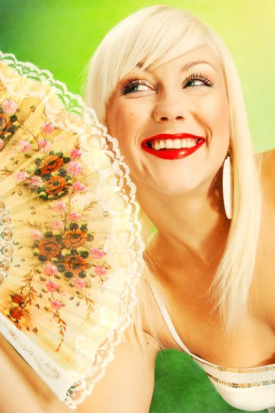 Schöne blonde Frau mit einem zarten Fächer — Stockfoto