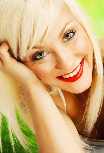Krásná blondýnka na zeleném pozadí — Stock fotografie