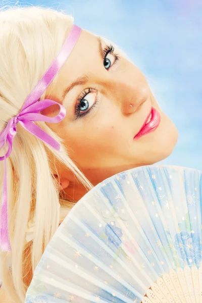 Красива блондинка на синьому фоні — стокове фото