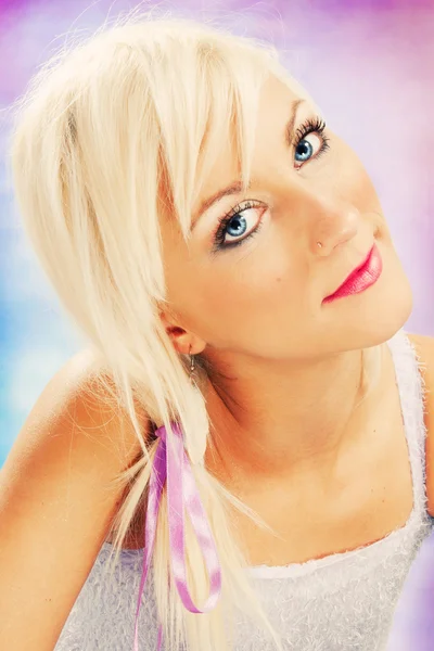 Schöne blonde Mädchen auf blauem Hintergrund — Stockfoto