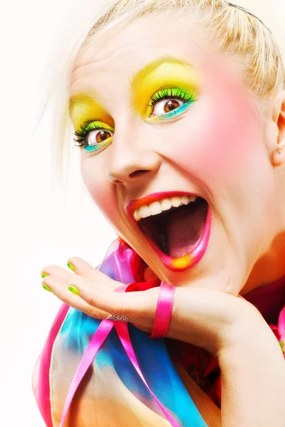Estúdio tiro de uma loira com maquiagem colorida — Fotografia de Stock