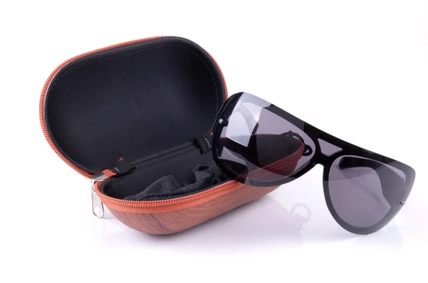 Солнцезащитные очки и футляр — стоковое фото