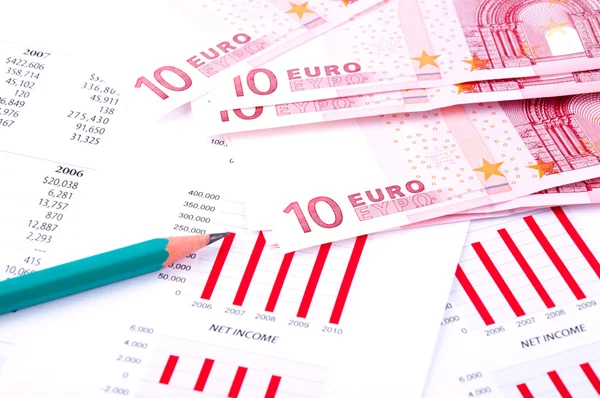 Grafico finanziario, moneta e matita europea — Foto Stock