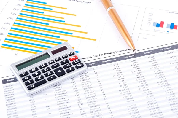 Finansiella diagram, penna och miniräknare — Stockfoto