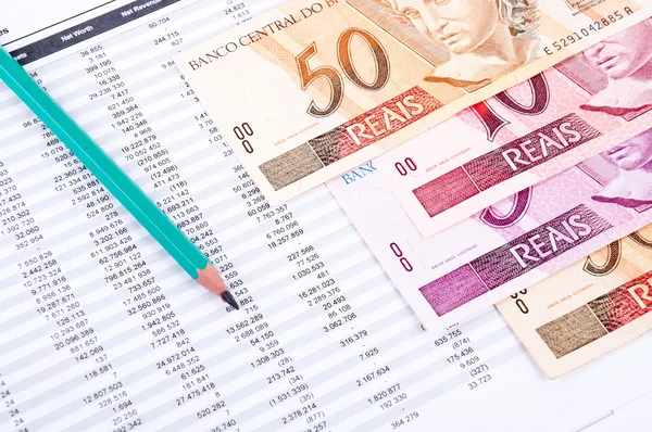 Spreadsheet data and Brazilian money — Stock Photo, Image