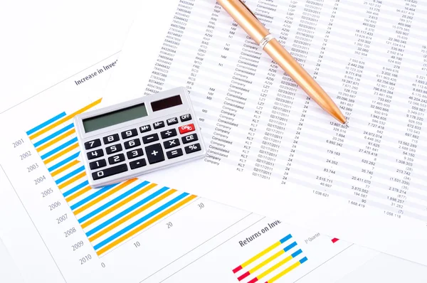 Grafico finanziario, penna e calcolatrice — Foto Stock