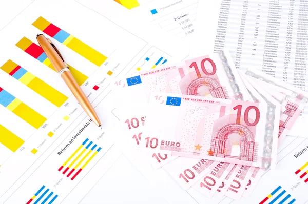 Carta financiera, dinero y pluma europeos — Foto de Stock