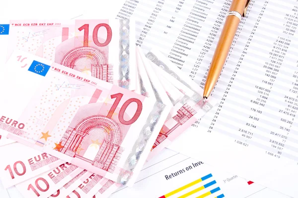 Carta financiera, dinero y pluma europeos — Foto de Stock