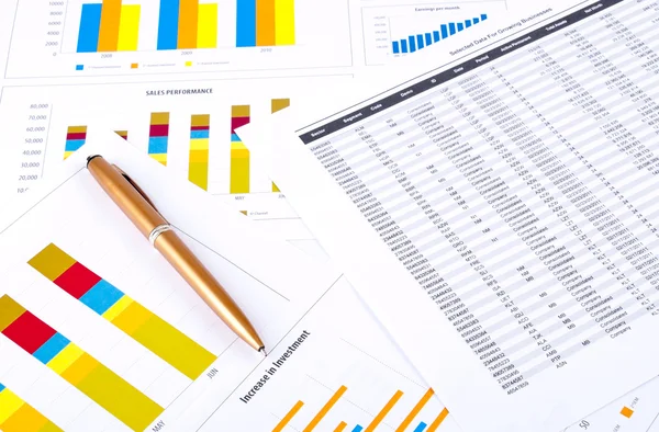 Finanční graf, datového listu a pero. — Stock fotografie