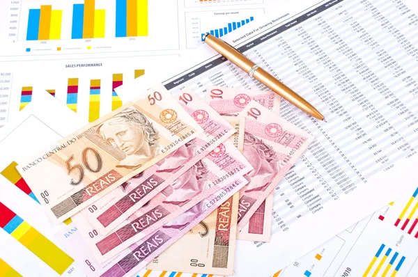 Finansowych wykresu i arkusza danych. brazylijski pieniądze i pióra. — Zdjęcie stockowe